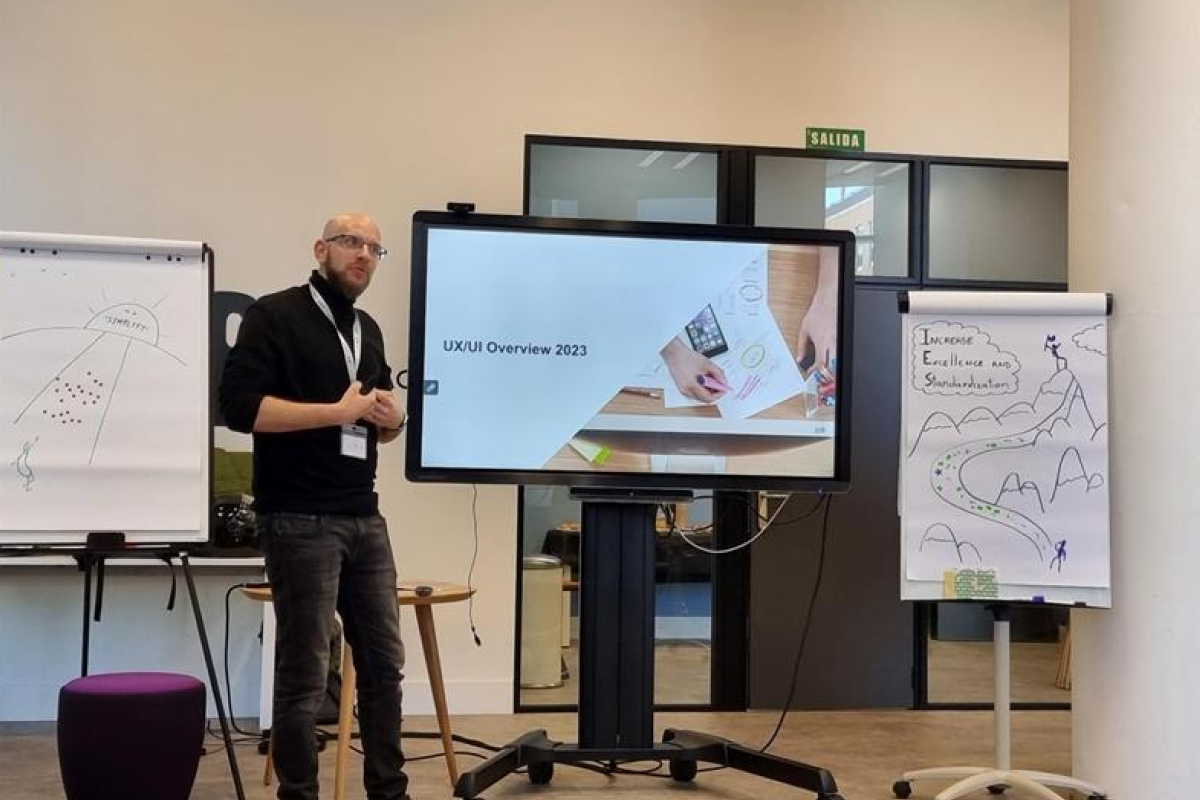Daniel presenting design systems to the product team in 2023